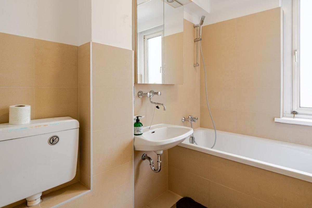 Apartament 10 Minutes To Centre And Next To Hbf And Easy From Airport *